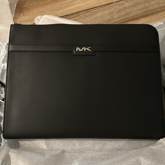 ❌Michael Kors Men's L-Zip Logo Laptop Case❌ - Picture 3 of 5